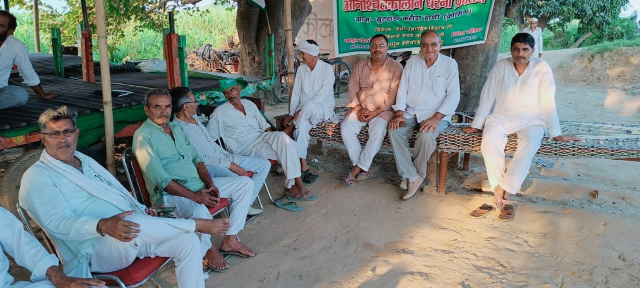 बुटराड़ा में धरनास्थल पर मौजूद किसान। बुटराड़ा में धरनास्थल पर मौजूद किसान।