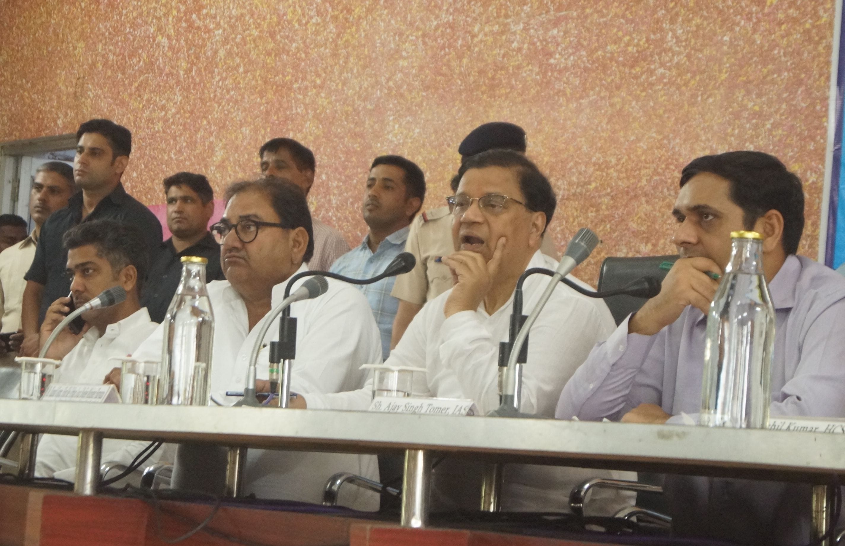 बैठक के दौरान लोगों की शिकायत सुनते मंत्री डॉ. कमल गुप्ता व मंच पर उपस्थित ऐलनाबाद के विधायक अभय स? बैठक के दौरान लोगों की शिकायत सुनते मंत्री डॉ. कमल गुप्ता व मंच पर उपस्थित ऐलनाबाद के विधायक अभय स?