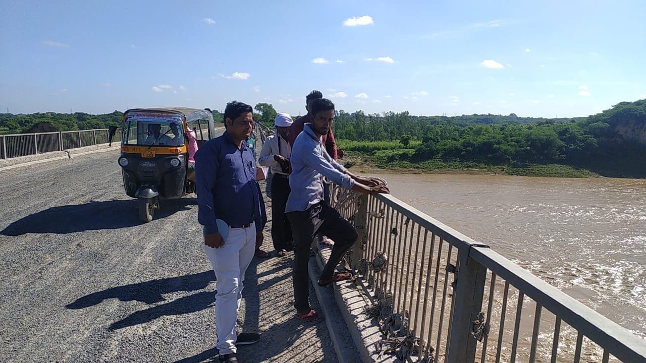  बढ़ रहे जल स्तर की नापजोख करते केंद्रीय जल आयोग कर्मचारी। संवाद