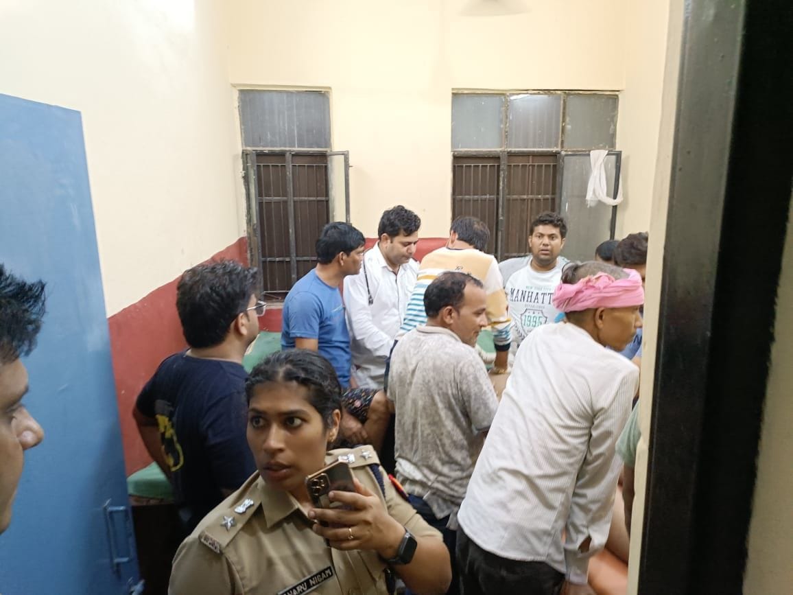 फोटो-23एयूआरपी-38- अस्पताल में मौजूद एसपी चारू निगम। संवाद फोटो-23एयूआरपी-38- अस्पताल में मौजूद एसपी चारू निगम। संवाद
