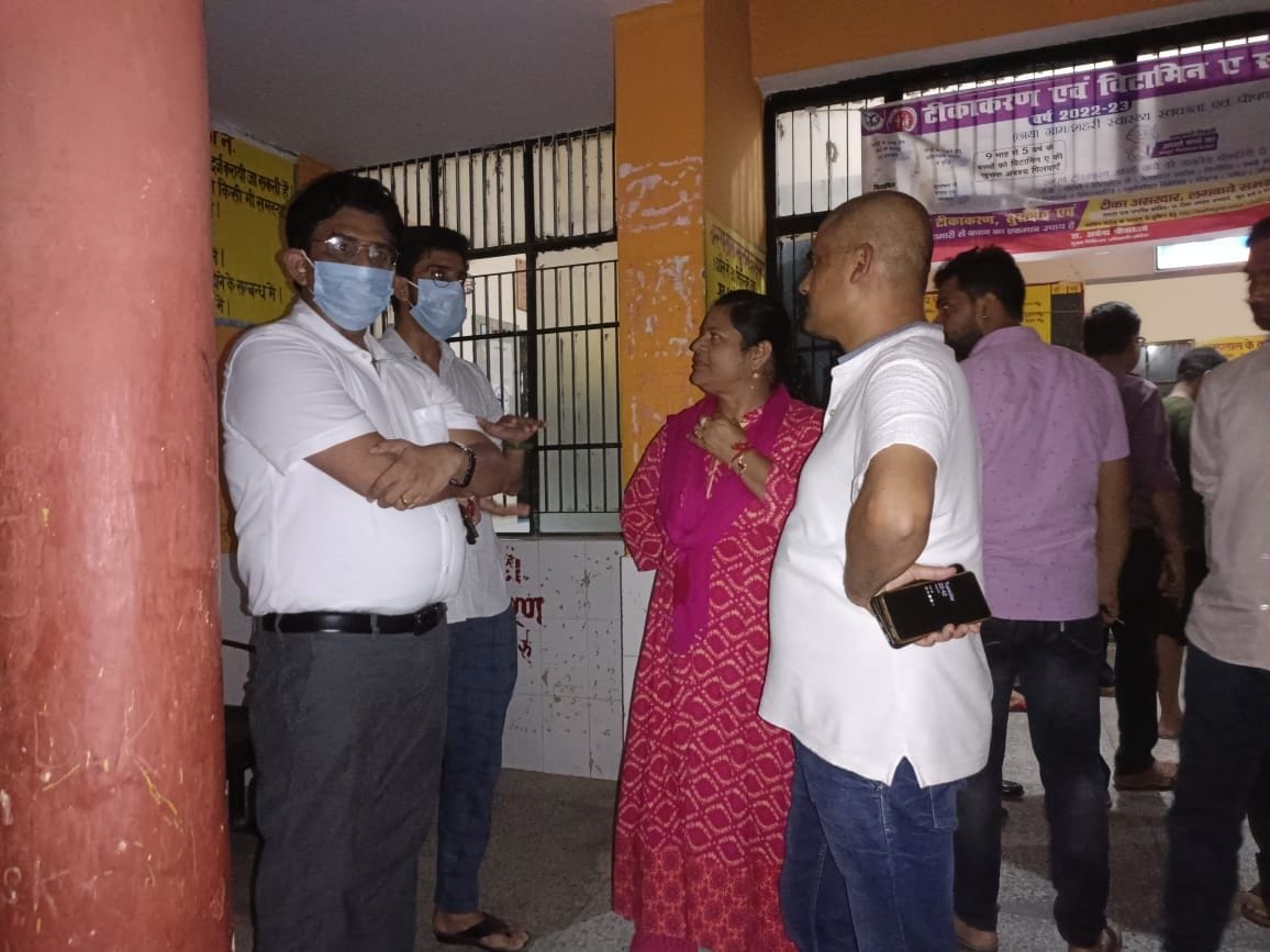 फोटो- 23एयूआरपी-42- डिप्टी सीएमओ डॉ. आरके सिंह से जानकारी लेती एडीएम रेखा एस चौहान फोटो- 23एयूआरपी-42- डिप्टी सीएमओ डॉ. आरके सिंह से जानकारी लेती एडीएम रेखा एस चौहान