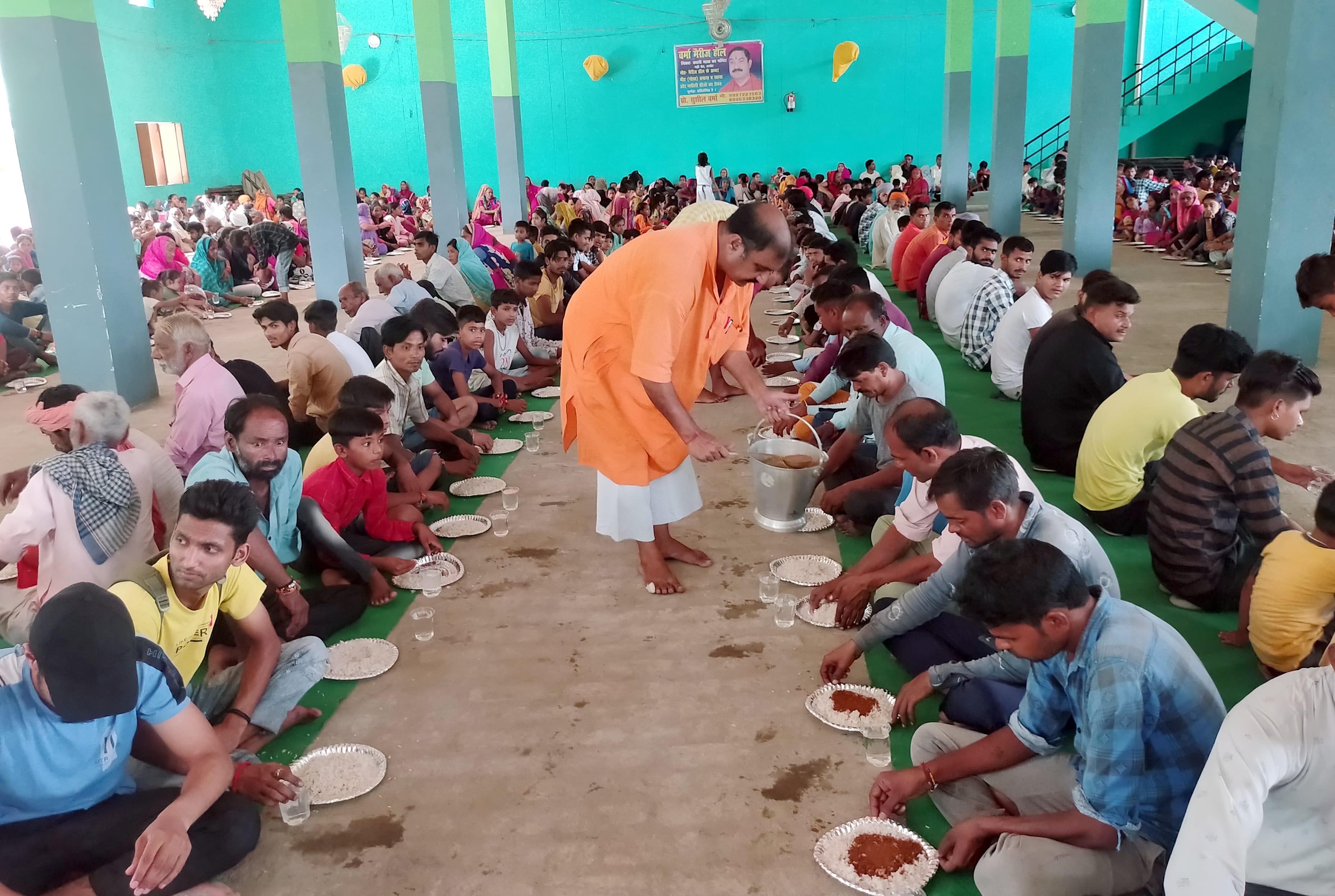 हल्दौर में माता काली के मंदिर पर भगवान श्रीकृष्ण की छठी पर आयोजित भंडारे में प्रसाद ग्रहण करते श् हल्दौर में माता काली के मंदिर पर भगवान श्रीकृष्ण की छठी पर आयोजित भंडारे में प्रसाद ग्रहण करते श्