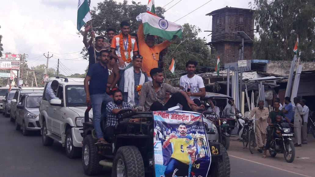 जीप में आदित्य को बैठाकर जूलुस निकालते युवा जीप में आदित्य को बैठाकर जूलुस निकालते युवा