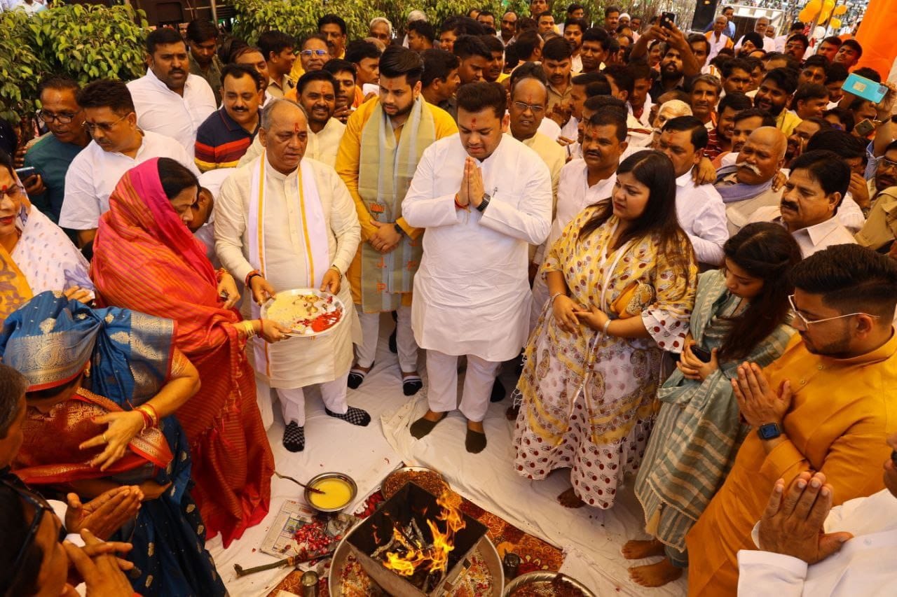 कल्याण सिंह की प्रतिमा अनावरण से पूर्व हवन में आरती करते राजवीर सिंह, संदीप सिंह व अन्य। कल्याण सिंह की प्रतिमा अनावरण से पूर्व हवन में आरती करते राजवीर सिंह, संदीप सिंह व अन्य।