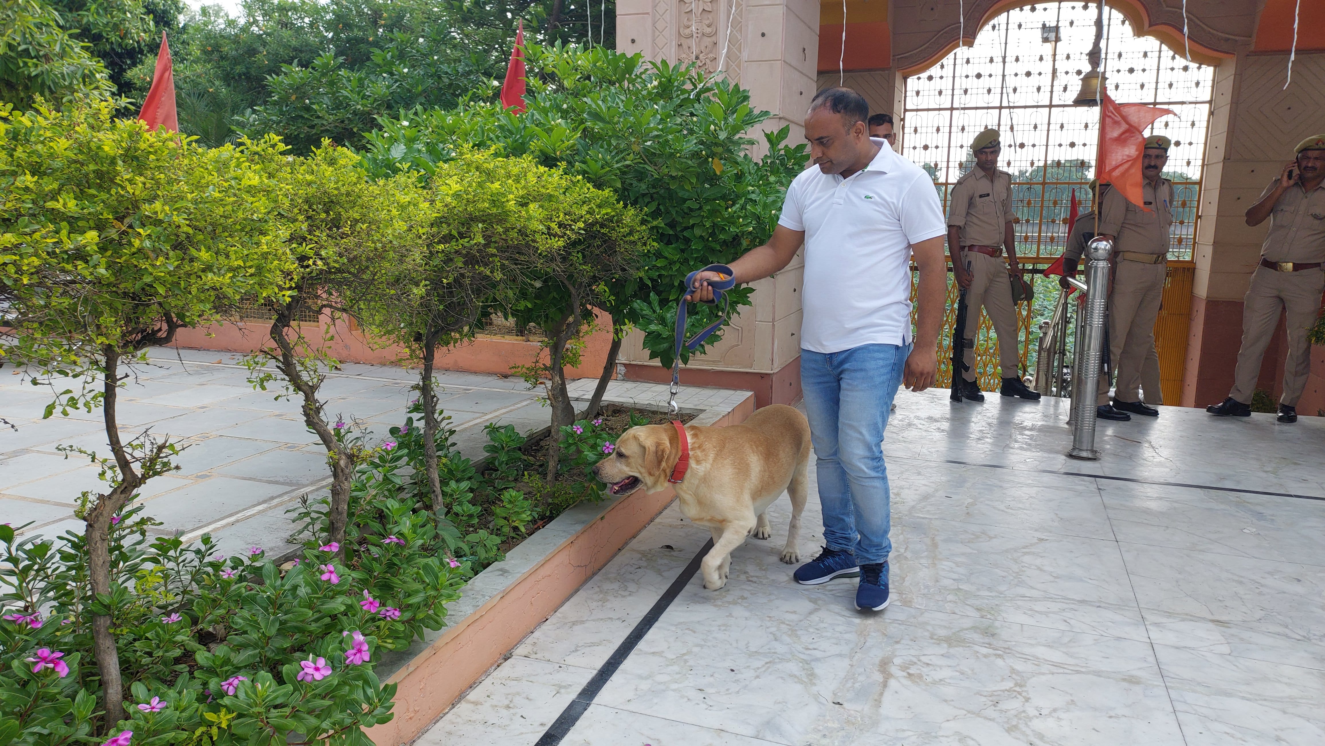 कैराना के प्राचीन बाला सुंदरी मंदिर में चोरी के बाद जांच करती डॉग स्क्वायड टीम।