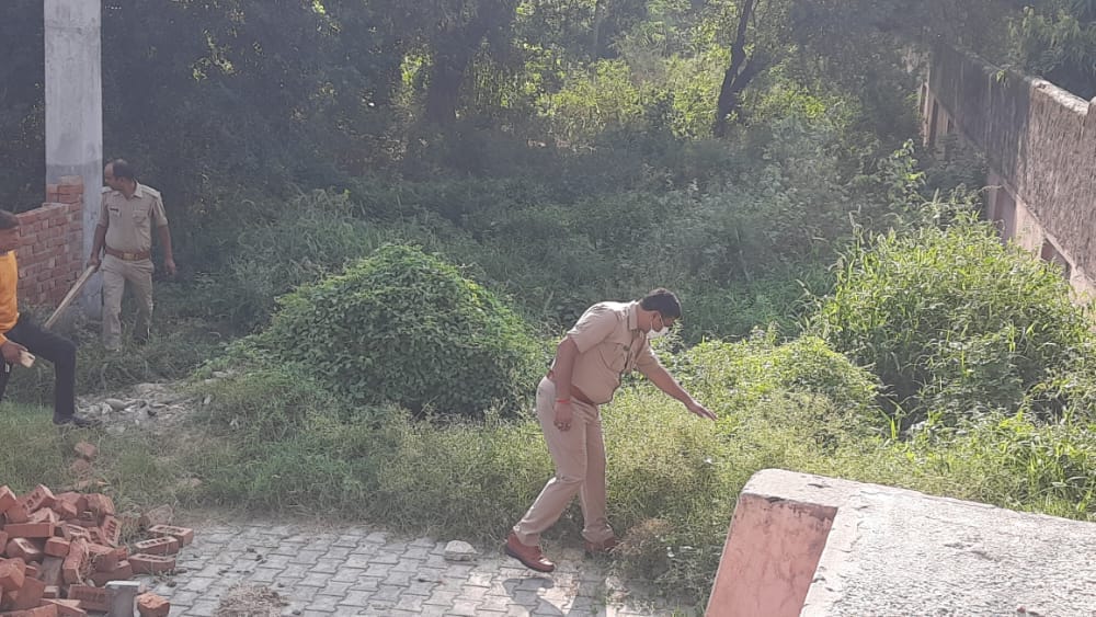 कैराना में प्राचीन बाला सुंदरी मंदिर में चोरी के बाद निरीक्षण करती पुलिस।