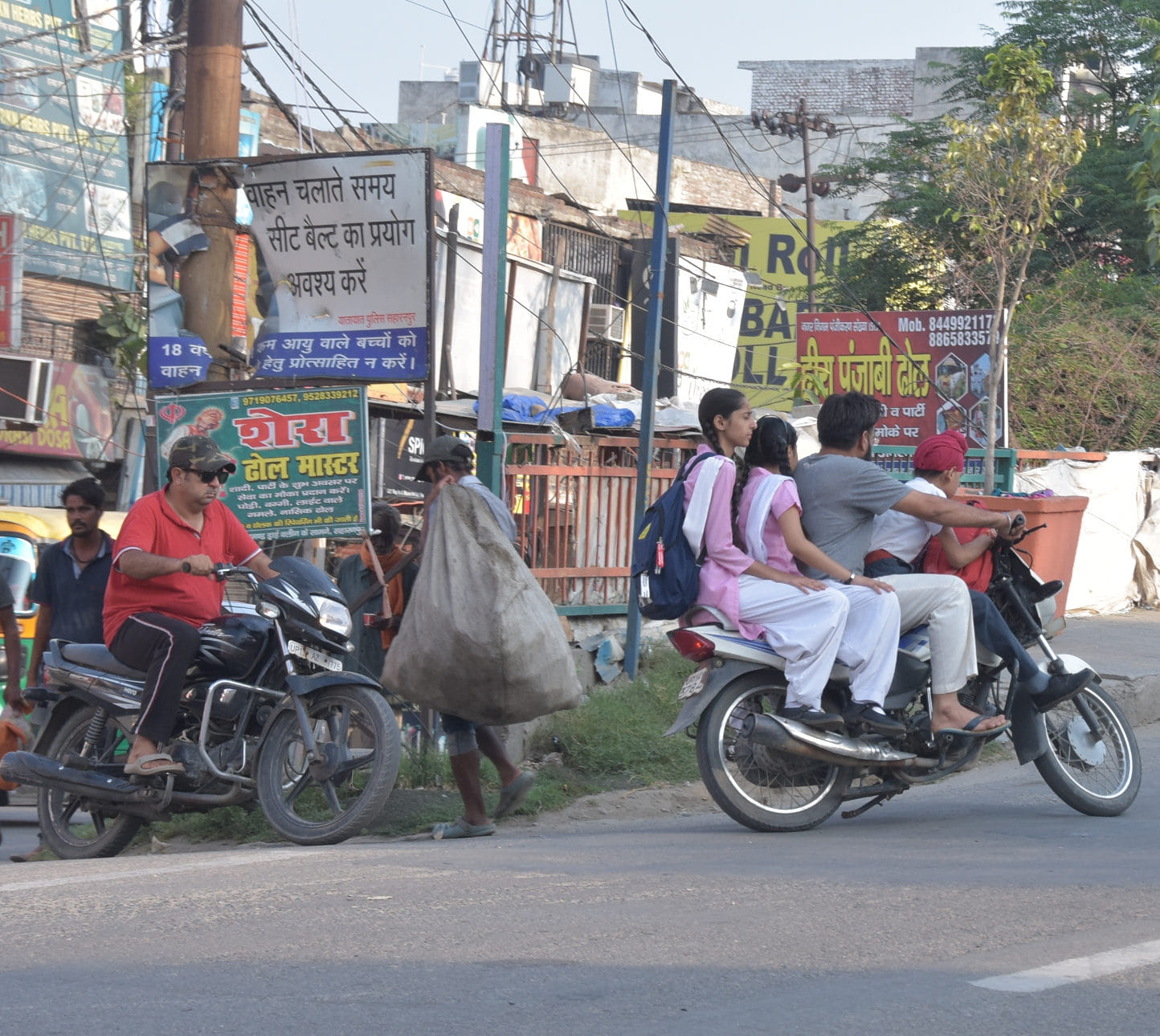 कोर्ट रोड पुल बाइक पर स्कूली छात्र छात्राएं छोड़ने जाते अभिभावक