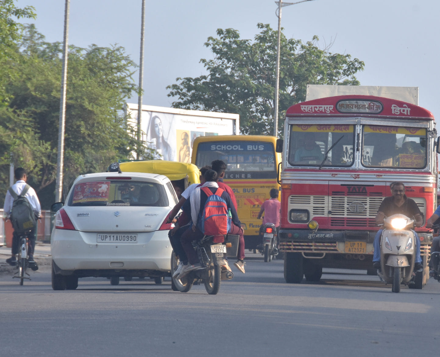 कोर्ट रोड पर बस के सामने से ओवरटेक करते बाइक पर युवक