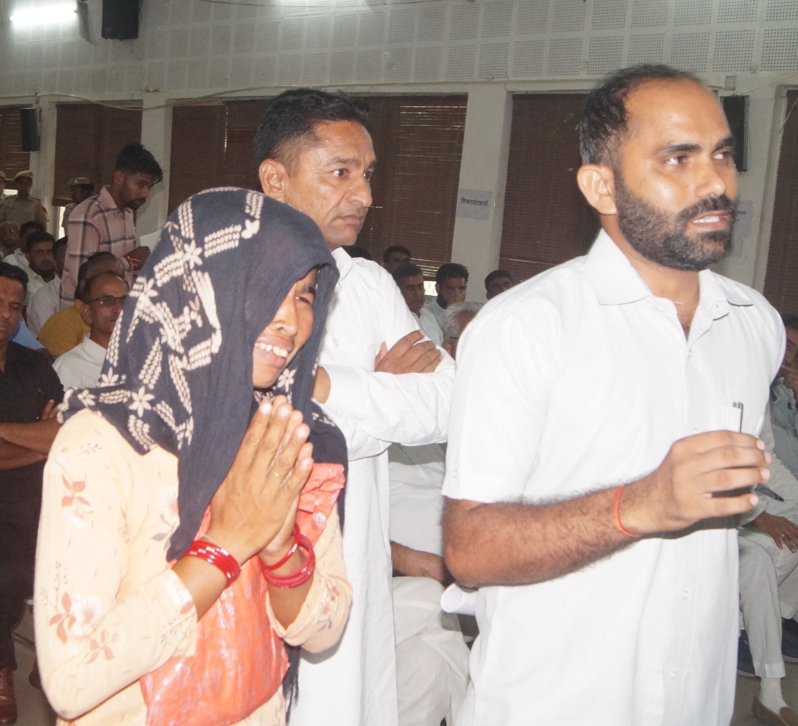 कष्ट निवारण समिति की बैठक में अपनी गुम हुई बेटी का मामला रखते समय रोती हुई शिकायतकर्ता महिला। सं? कष्ट निवारण समिति की बैठक में अपनी गुम हुई बेटी का मामला रखते समय रोती हुई शिकायतकर्ता महिला। सं?