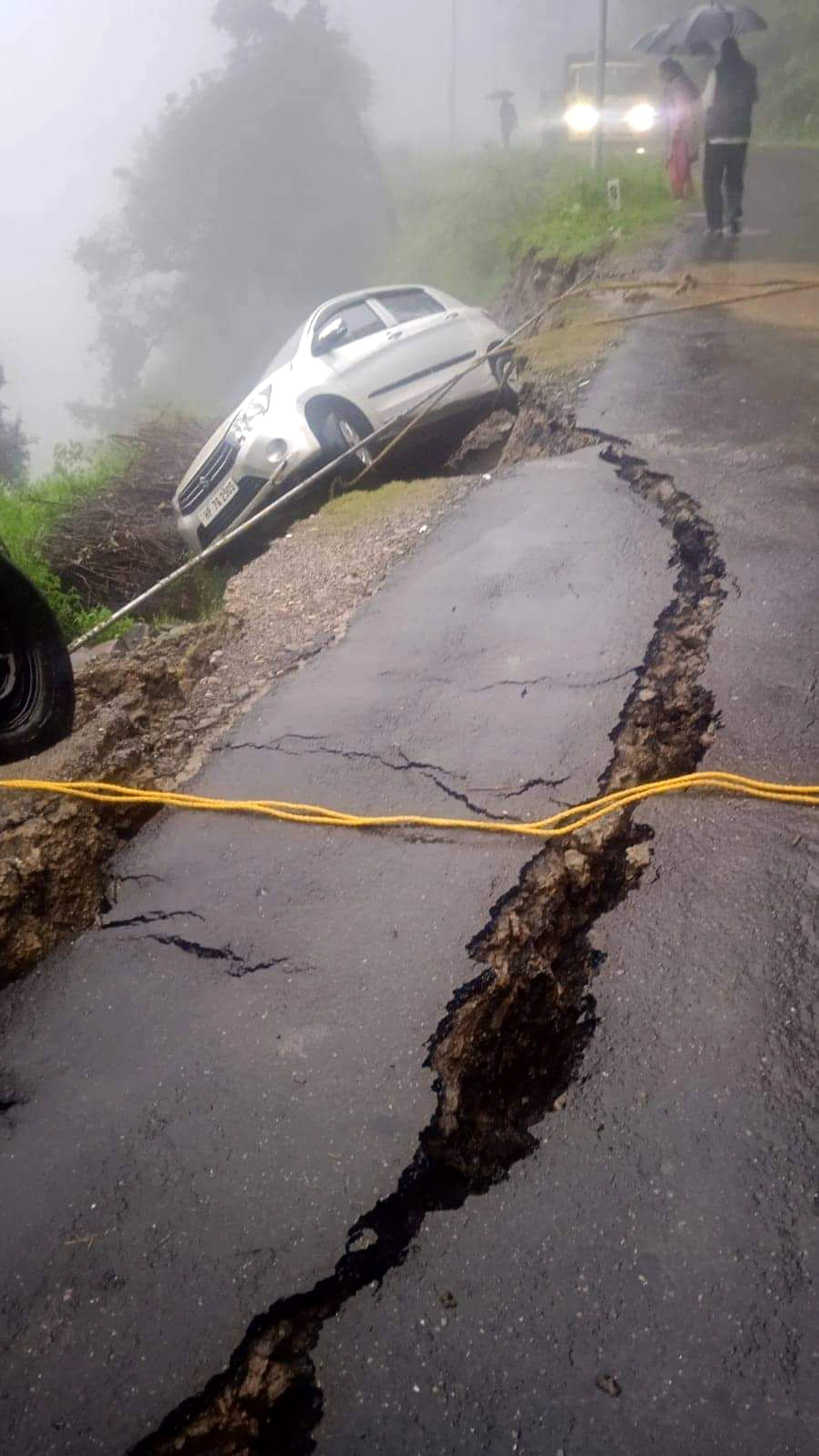 मंडी के चारैहारघाटी में मूसलाधार बारिश से क्षातिग्रस्त हुई सड़क में गिरी गाड़ी संवाद मंडी के चारैहारघाटी में मूसलाधार बारिश से क्षातिग्रस्त हुई सड़क में गिरी गाड़ी संवाद
