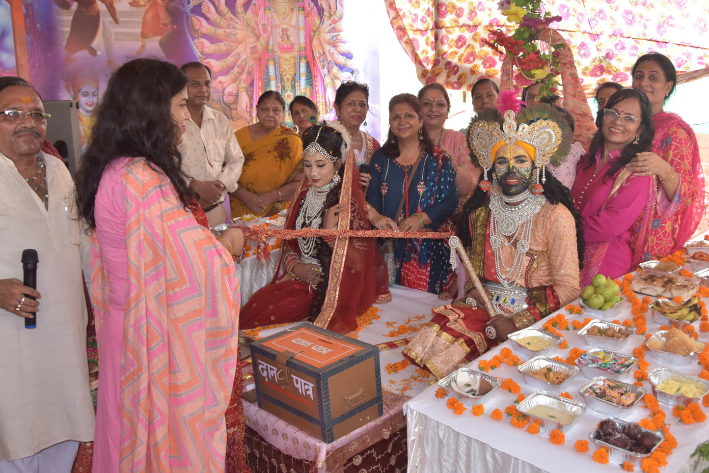 मंडी समिति स्थित राधा कृष्ण मंदिर में भगवान कृष्ण जी छठी मनाते श्रद्घालु
