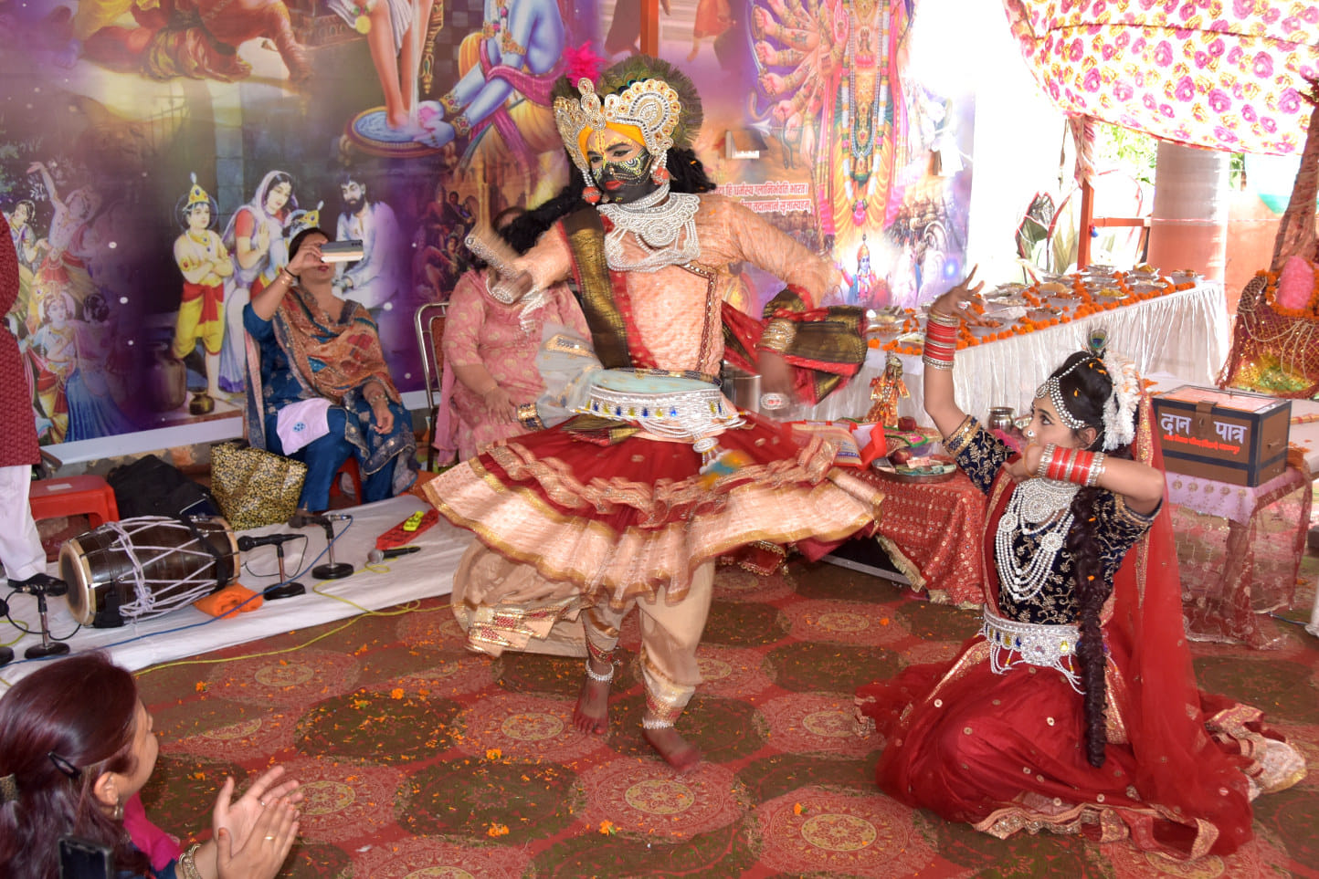 मंडी समिति स्थित राधा कृष्ण मंदिर में भगवान कृष्ण जी छठी पर नाचते गाते श्रद्घालु