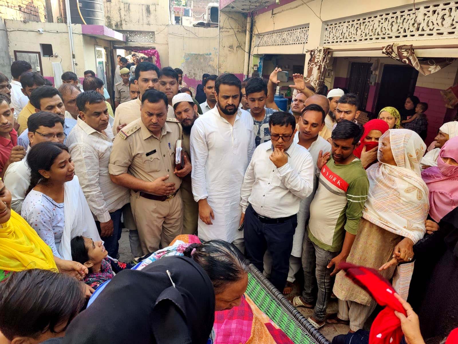 मोहल्ला पत्थर की कुआं पर घटना की जानकारी लेते एसडीएम दीपक कुमार, इंस्पेक्टर प्रभाकर कैंतुरा व सप?