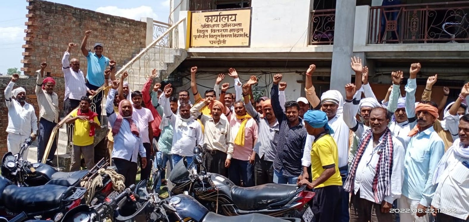 नियामताबाद के गोधना स्थित अधीक्षण अभियंता कार्यालय पर प्रदर्शन करते संविदाकर्मी। संवाद नियामताबाद के गोधना स्थित अधीक्षण अभियंता कार्यालय पर प्रदर्शन करते संविदाकर्मी। संवाद