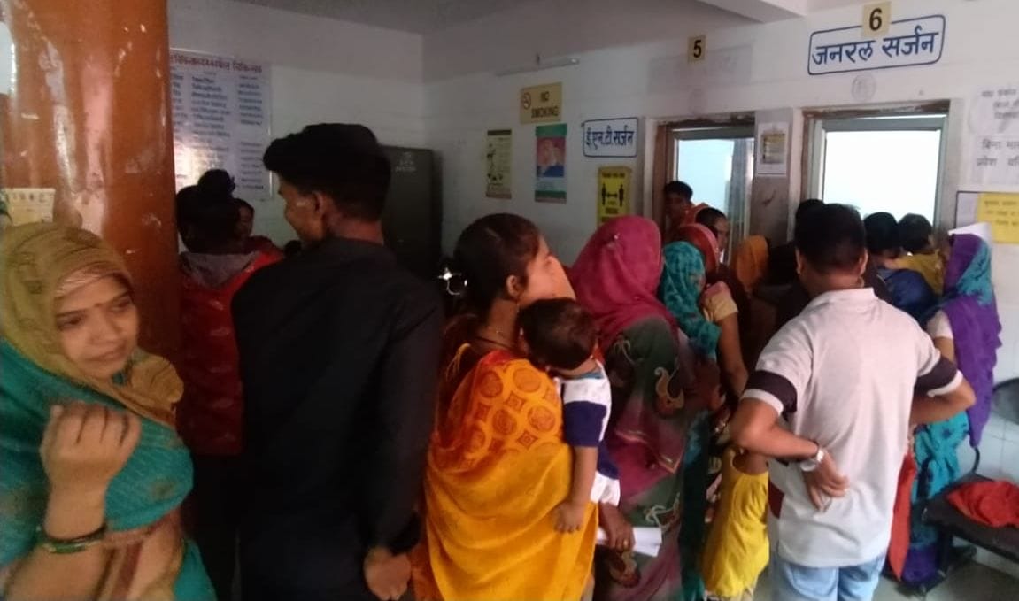 ओपीडी कक्ष के बाहर खड़े मरीज। संवाद ओपीडी कक्ष के बाहर खड़े मरीज। संवाद