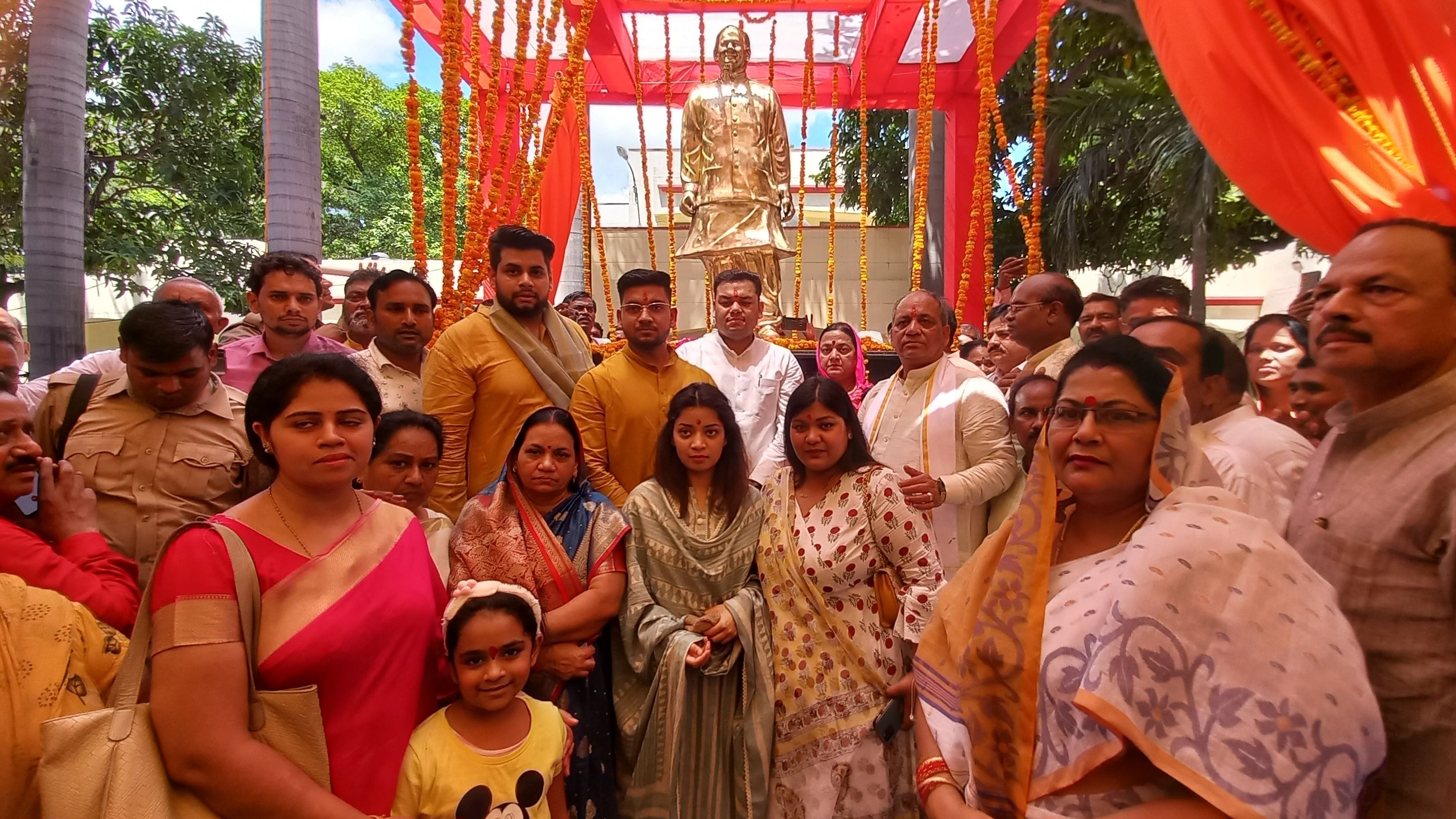 प्रतिमा अनावरण के मौके पर राजवीर सिंह, प्रेमलता वर्मा, संदीप सिंह, सौरभ सिंह व अन्य। प्रतिमा अनावरण के मौके पर राजवीर सिंह, प्रेमलता वर्मा, संदीप सिंह, सौरभ सिंह व अन्य।