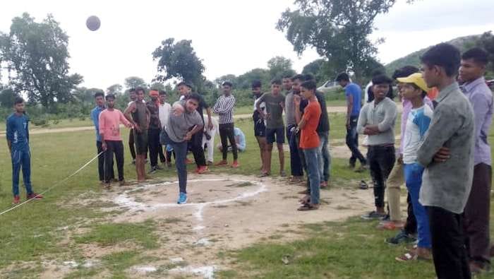 प्रतियोगिता में गोला फेंकते शनि कुमार। प्रतियोगिता में गोला फेंकते शनि कुमार।