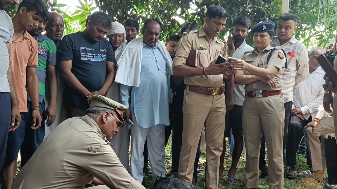 पीयूष की मौत की सूचना पर मौके पर पहुंची सीओ श्रेष्ठा ठाकुर व मौजूद ग्रामीण।