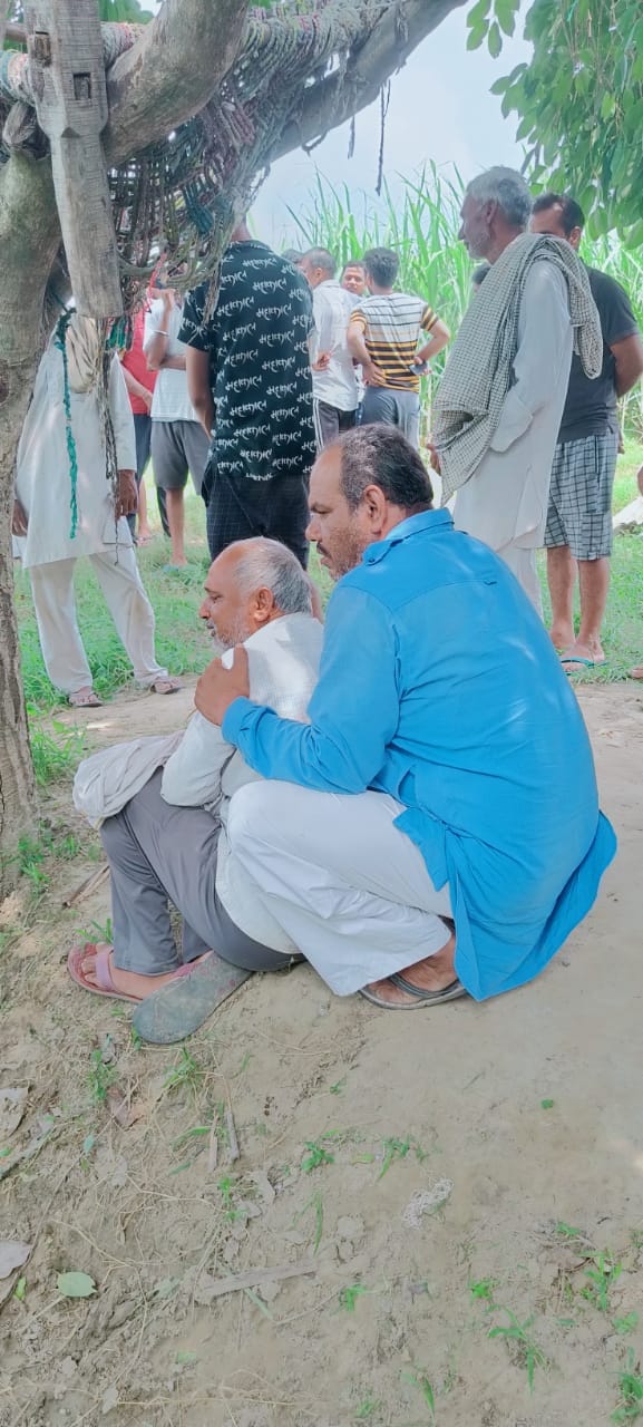 पीयूष की मौत पर विलाप करते पिता को ढांढस बंधाते ग्रामीण।
