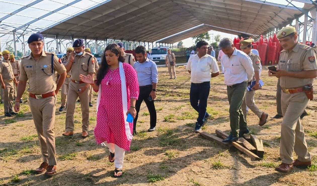 सीएम की जनसभा को लेकर निरीक्षण करते डीएम व एसपी सीएम की जनसभा को लेकर निरीक्षण करते डीएम व एसपी