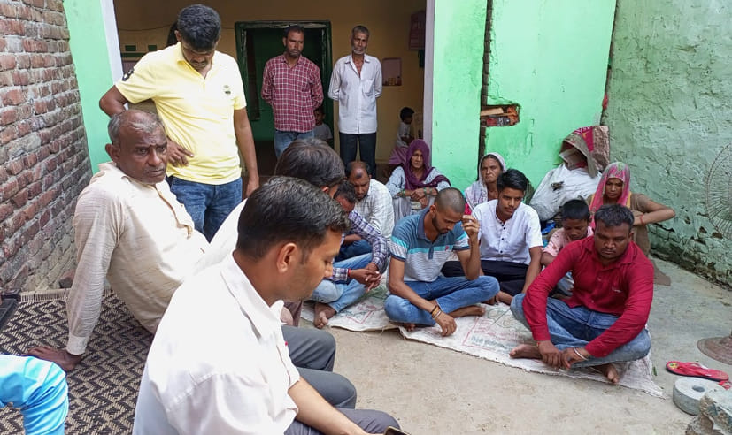 सुनहेटी में मृतक सतपाली के घर में शोकाकुल परिजन सुनहेटी में मृतक सतपाली के घर में शोकाकुल परिजन