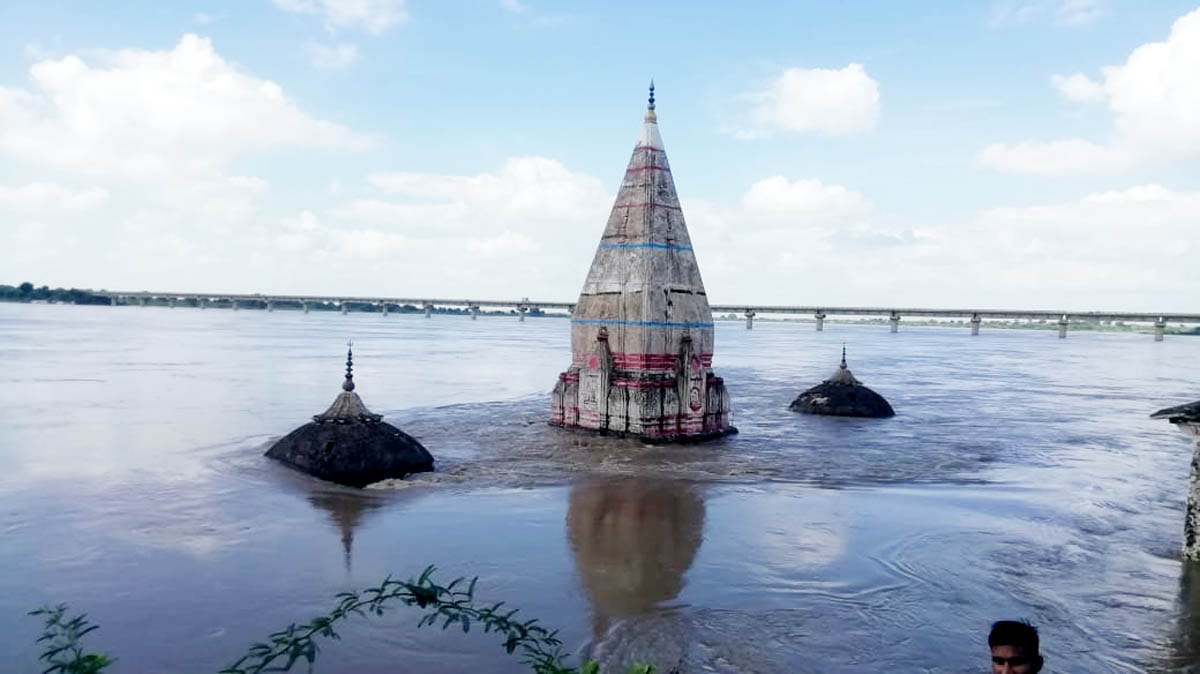 सरीला क्षेत्र के भेड़ी जलालपुर गांव में बेतवा नदी में डूबा महेश्वरी माता मंदिर। संवाद सरीला क्षेत्र के भेड़ी जलालपुर गांव में बेतवा नदी में डूबा महेश्वरी माता मंदिर। संवाद