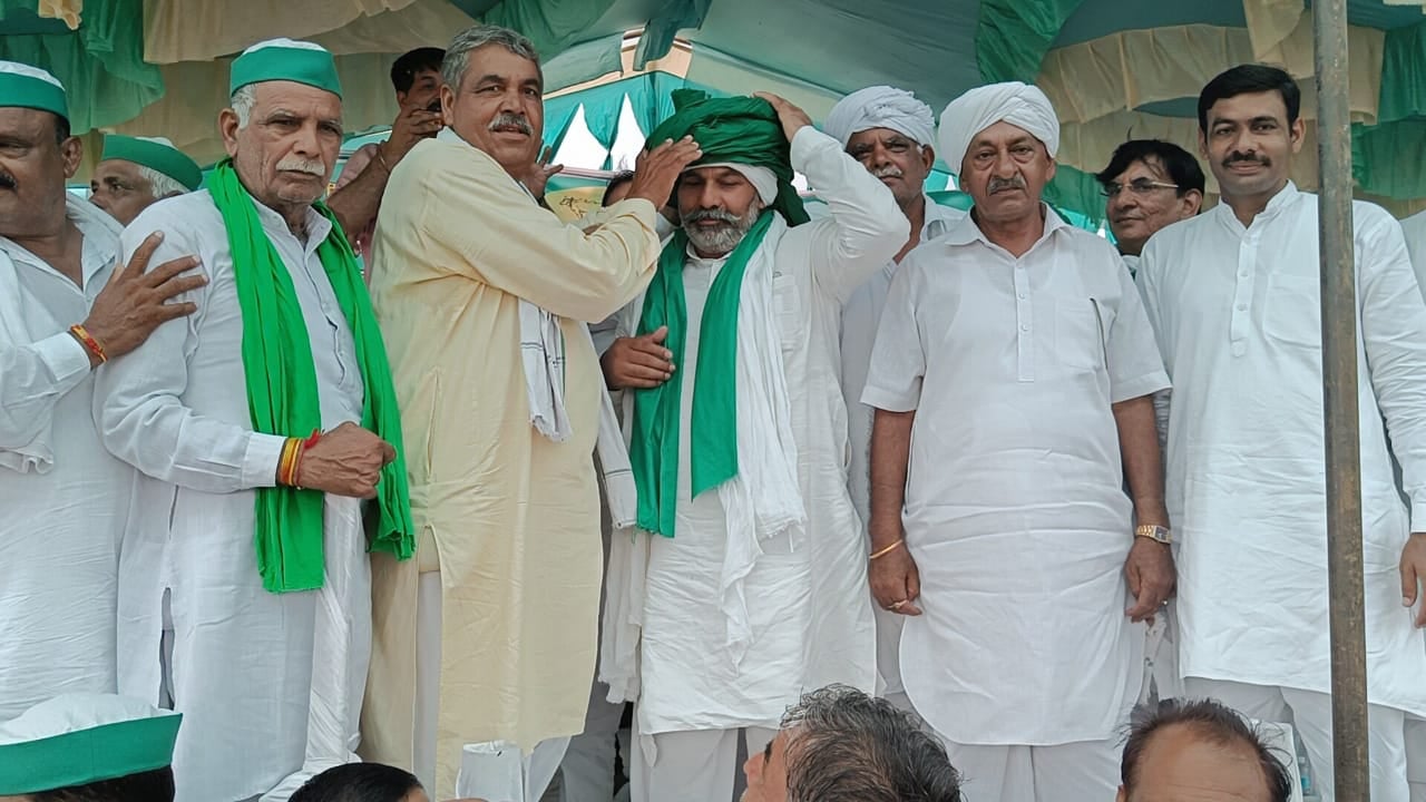 शामली जिले के ग्राम बुटराड़ा में हुई महापंचायत में भाकियू के राष्ट्रीय प्रवक्ता राकेश टिकैत को ? शामली जिले के ग्राम बुटराड़ा में हुई महापंचायत में भाकियू के राष्ट्रीय प्रवक्ता राकेश टिकैत को ?