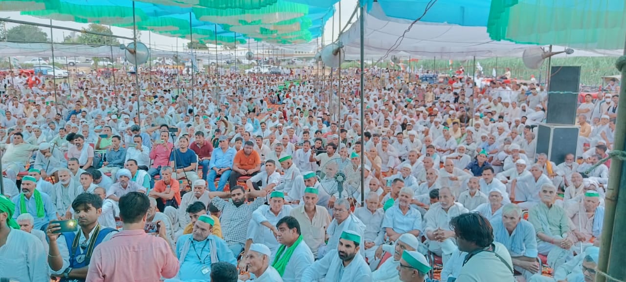 शामली जिले के ग्राम बुटराड़ा में हुई महापंचायत में मौजूद किसान। संवाद शामली जिले के ग्राम बुटराड़ा में हुई महापंचायत में मौजूद किसान। संवाद
