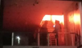 तीसरी मंजिल से निकलती आग की लपटें। संवाद