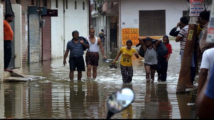 Prayagraj News :  तेजी से बढ़ रहा है गंगा और यमुना का जलस्तर।