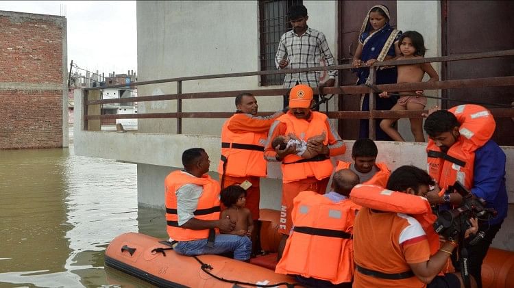 Prayagraj News :  तेजी से बढ़ रहा है गंगा और यमुना का जलस्तर।