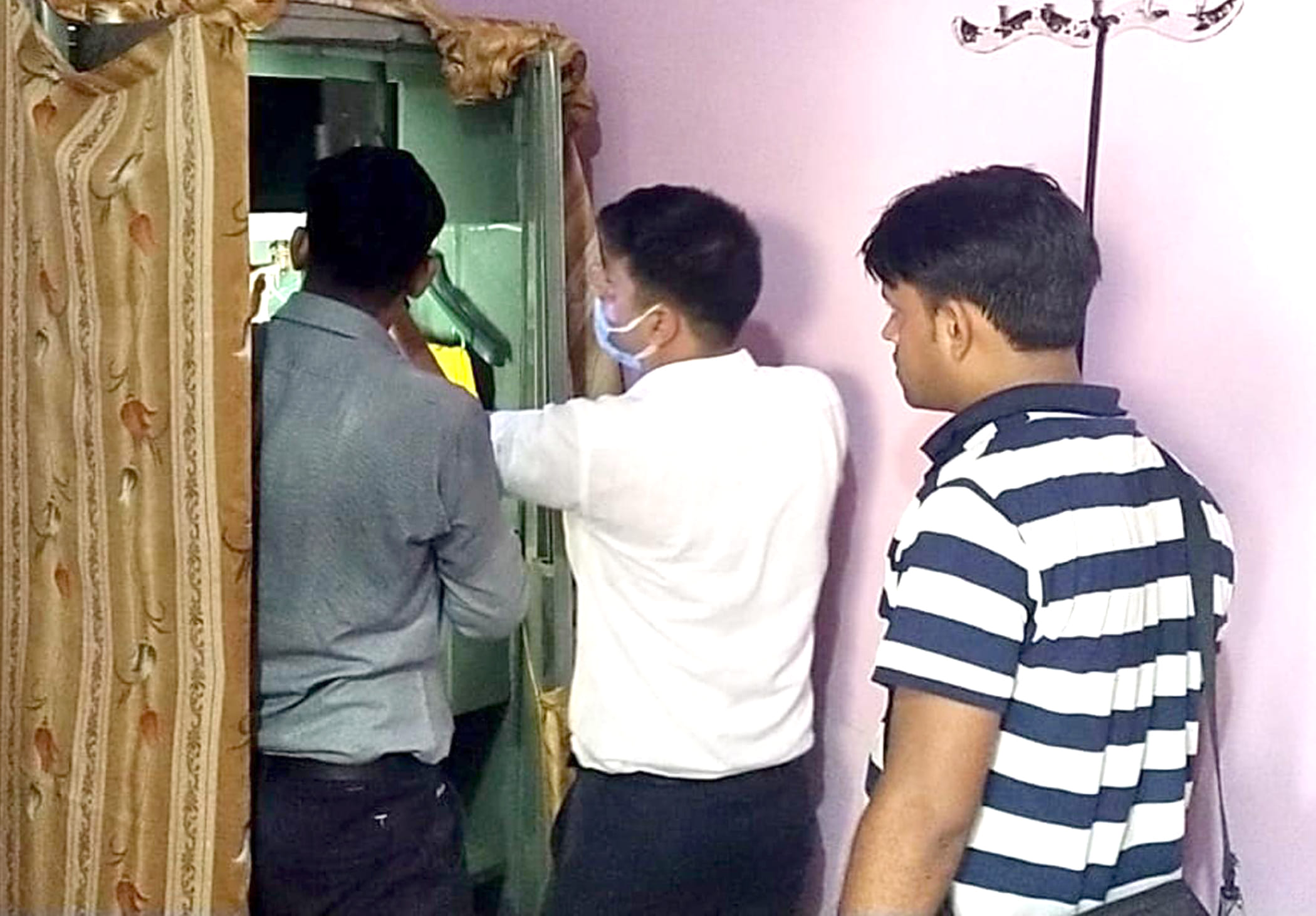अलमारी से  फिंगर प्रिंट एकत्र करती फोरेंसिक टीम