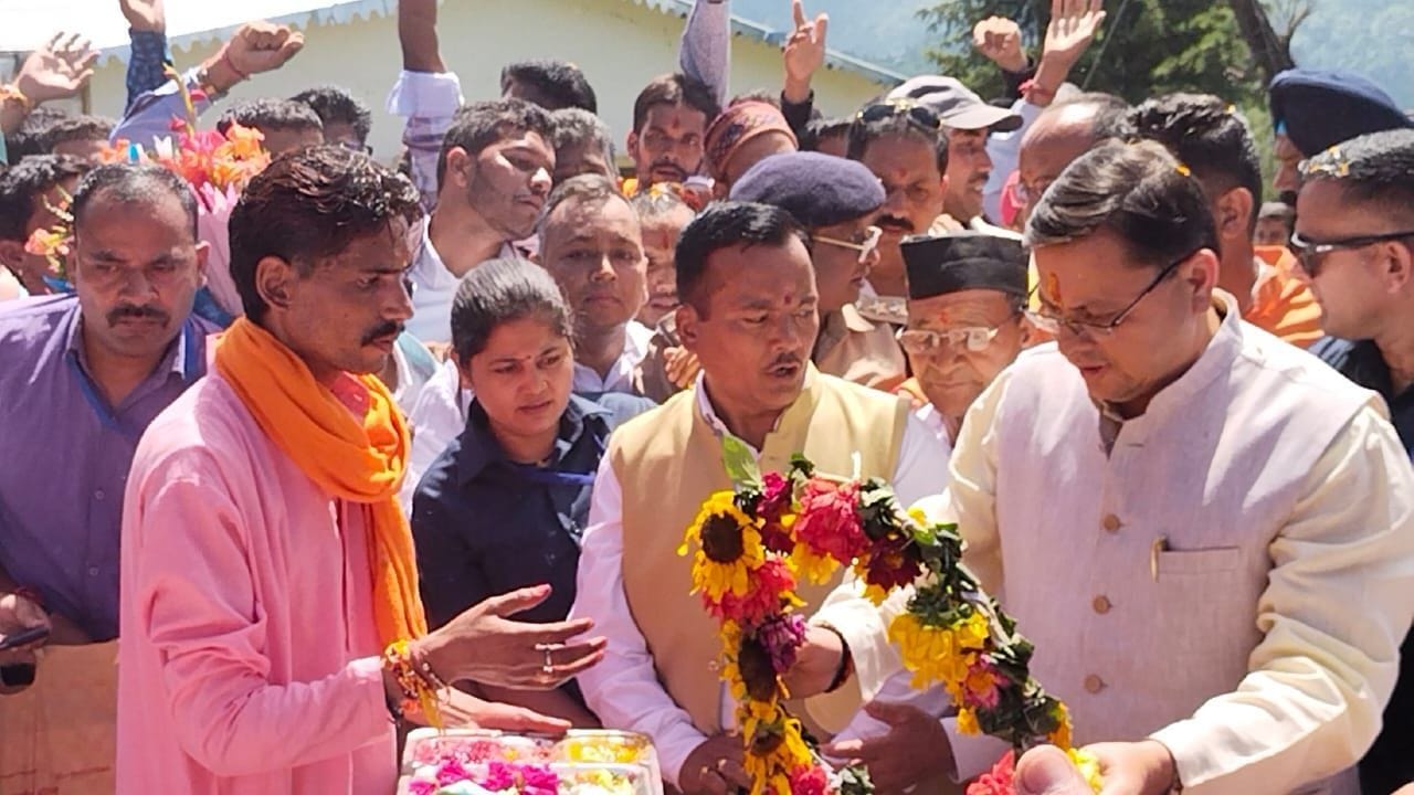 अल्मोड़ा जैंती के सालम क्रांति दिवस में शहीद स्मारक में पुष्प चक्र अर्पित करते सीएम पुष्कर सिंह ?