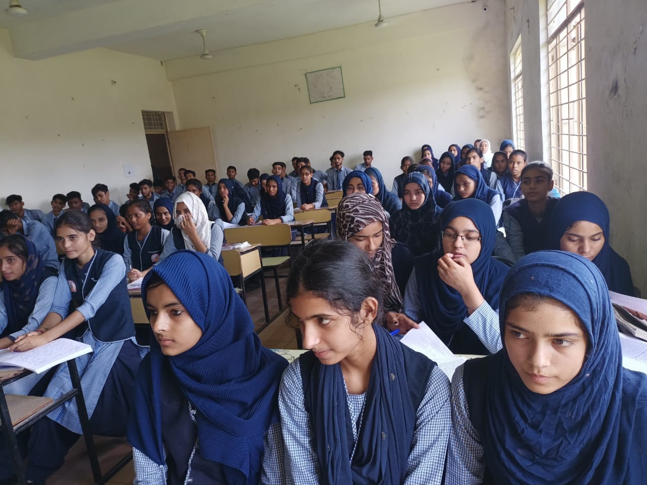 अपराजिता कार्यक्रम में मौजूद छात्राएं अपराजिता कार्यक्रम में मौजूद छात्राएं