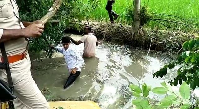 बंबे में घायलों की तलाश करते ग्रामीण। संवाद