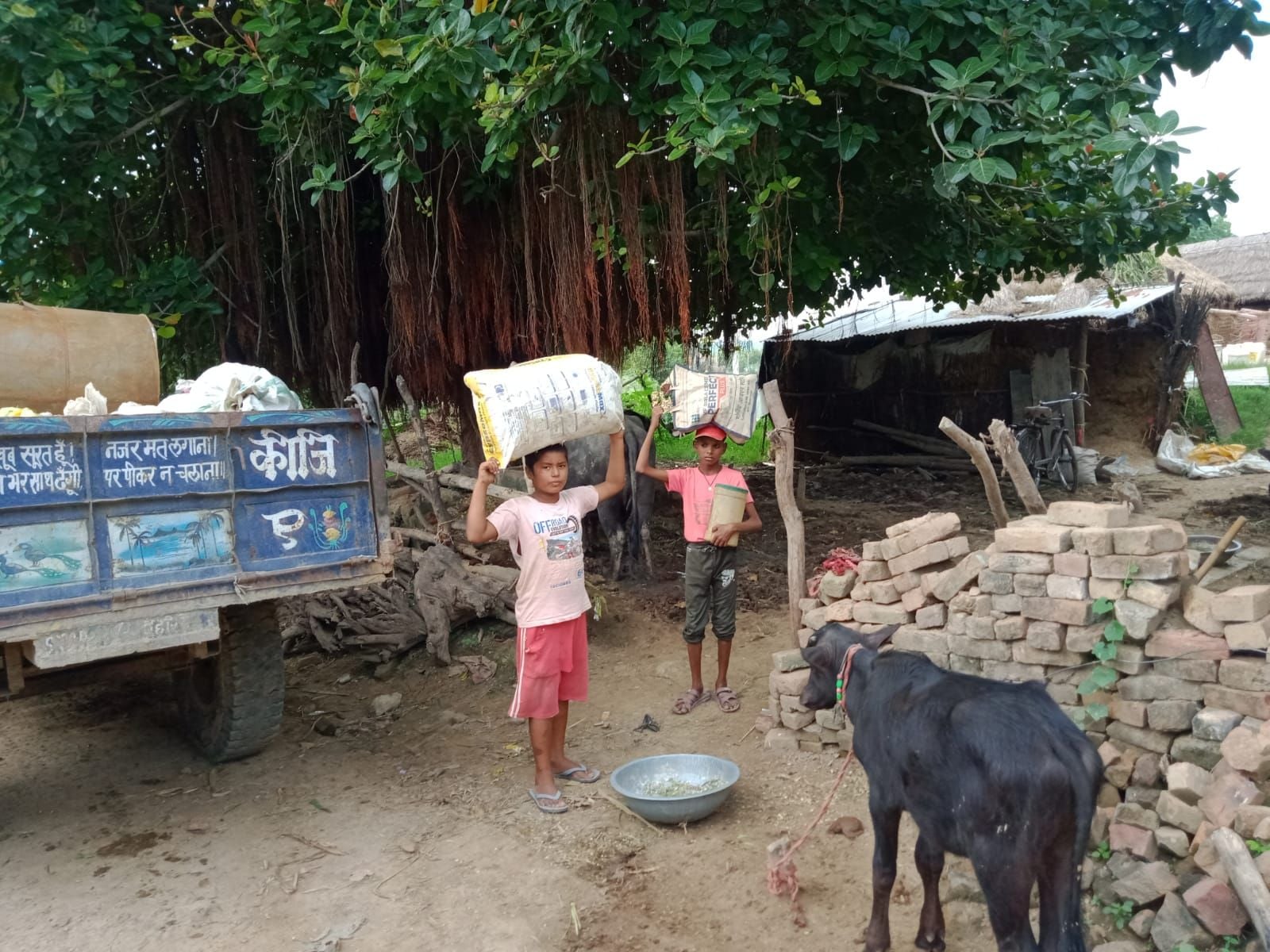 भरेह गांव में बाढ़ का पानी घुसने की वजह से घर का सामान सुरक्षित और ले जाते बच्चे। संवाद