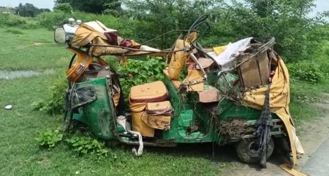 भरथना मार्ग पर हादसे के बाद क्षतिग्रस्त ऑटो। संवाद