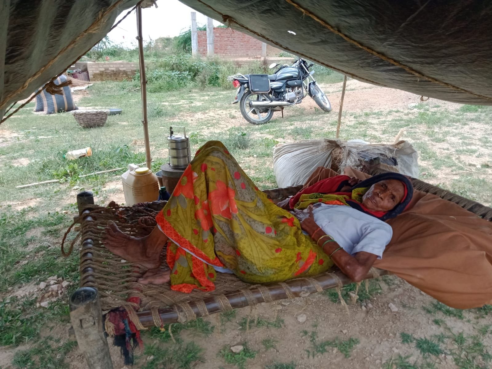 बीमार दुर्गा देवी ने ककरैया जंगल में लिया आश्रय। संवाद बीमार दुर्गा देवी ने ककरैया जंगल में लिया आश्रय। संवाद