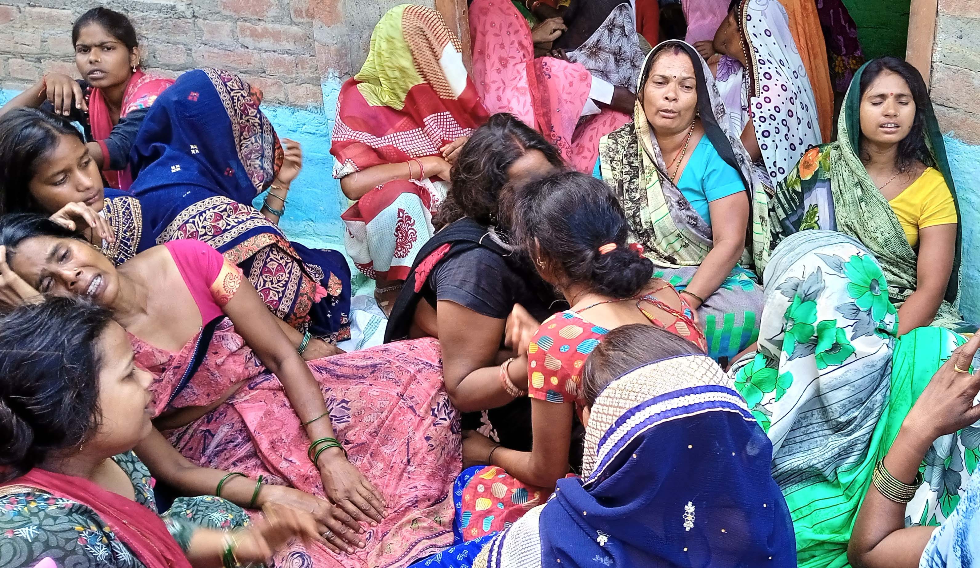 बीसलपुर के गांव बरखड़ी में रोते बिलखते मृतक के परिजन। संवाद बीसलपुर के गांव बरखड़ी में रोते बिलखते मृतक के परिजन। संवाद