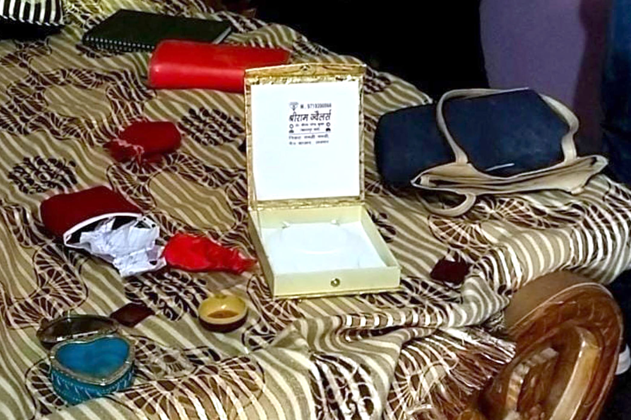 चोरी के बाद खाली पड़े आभूषण के बॉक्स
