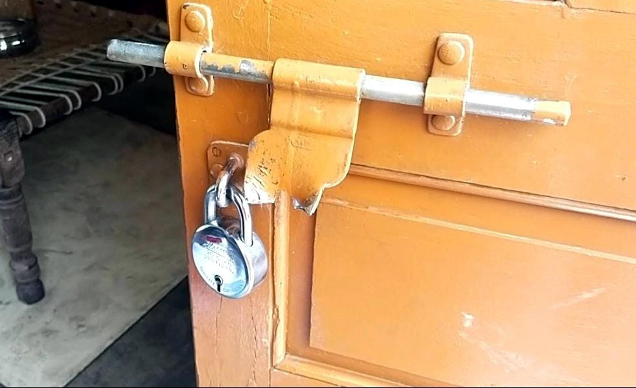 चौंदाहेड़ी गांव में चोरों द्वारा दरवाजे की काटा गया कुंडा