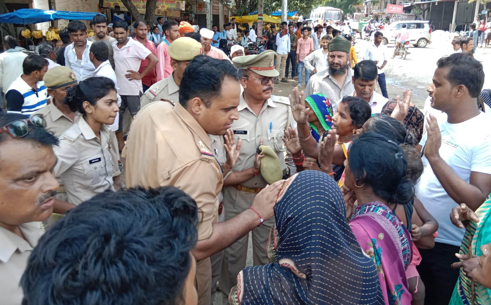 फोटो 03- पटेल नगर तिराहा पर जाम लगाए आक्रोशित लोगों को समझते थाना प्रभारी कमल भाटी। संवाद
