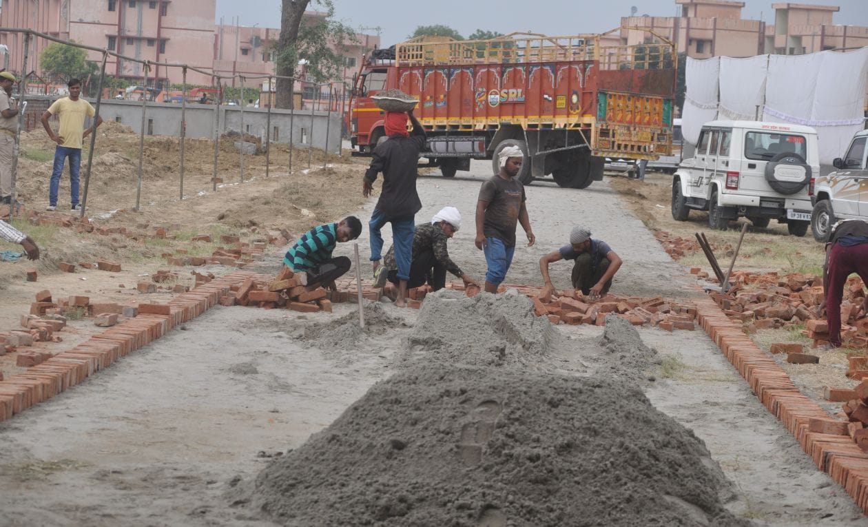 गांव दस्तोई रोड पर सीएम की जनसभा स्थल पर तैयारी करते मजदूर । संवाद