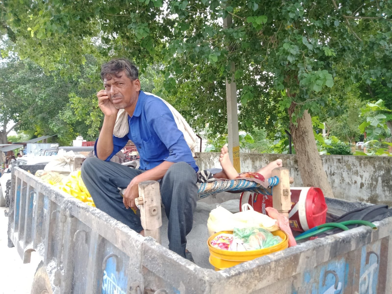 हरौली गांव के राम कृष्ण ट्रेक्टर ट्रॉली से अपना सामान लेकर सुरक्षित स्थान पर जाते हुए। संवाद