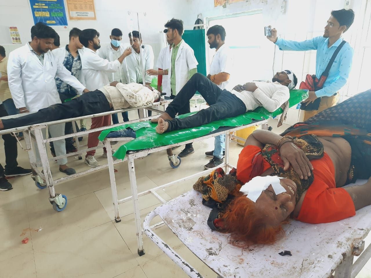 जिला अस्पताल में घायलों का इलाज करते डाक्टर। संवाद
