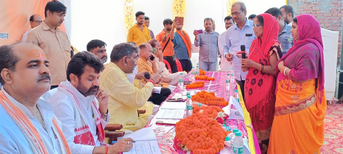 कसारा गांव स्थित पार्क में जन चौपाल में लोगों की समस्या को सुनते  प्रदेश के राज्य मंत्री स्वतंत्र