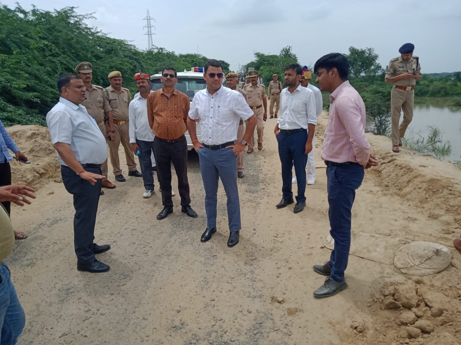 क्षतिग्रस्त ढकरा पुलिया का निरीक्षण करते डीएम अवनीश राय। संवाद