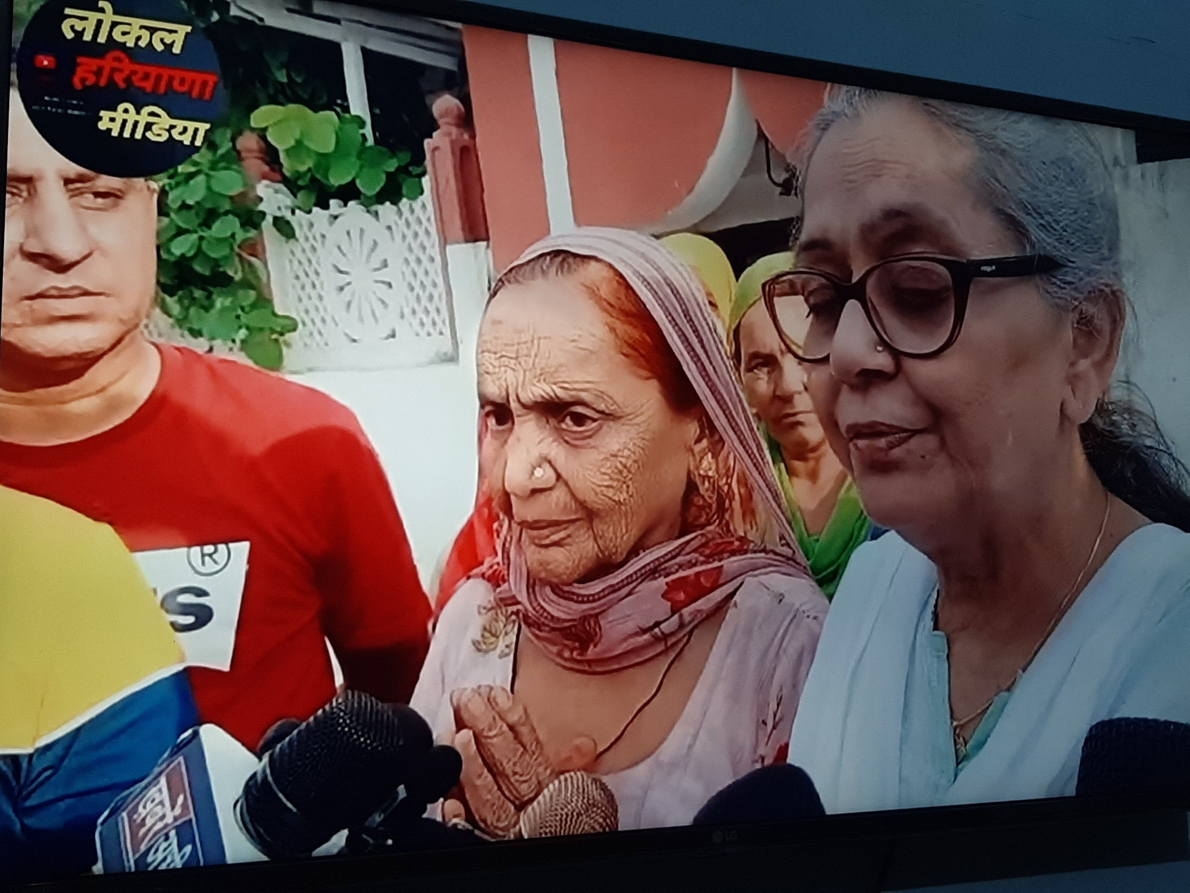 मीडिया में अपना पक्ष रखती सोनाली की सास गोमती। मीडिया में अपना पक्ष रखती सोनाली की सास गोमती।