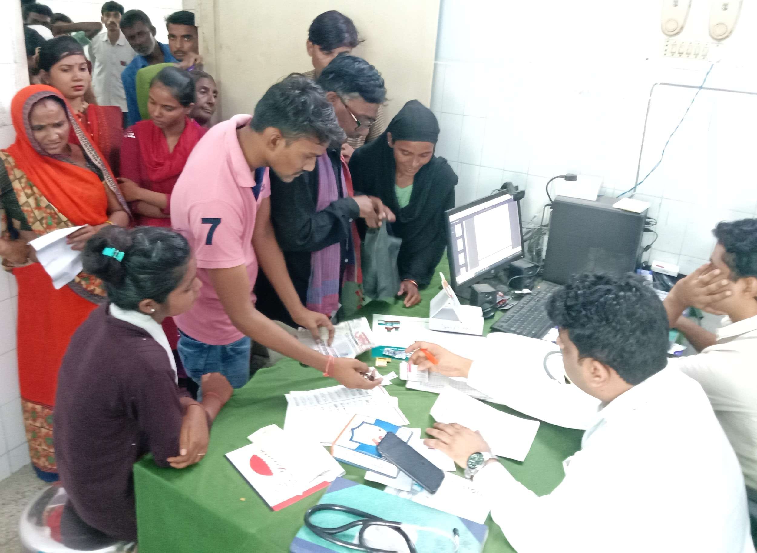 ओपीडी में डॉ. गुलशेर अहमद के कक्ष में इलाज कराने को जुटी भीड़। ओपीडी में डॉ. गुलशेर अहमद के कक्ष में इलाज कराने को जुटी भीड़।