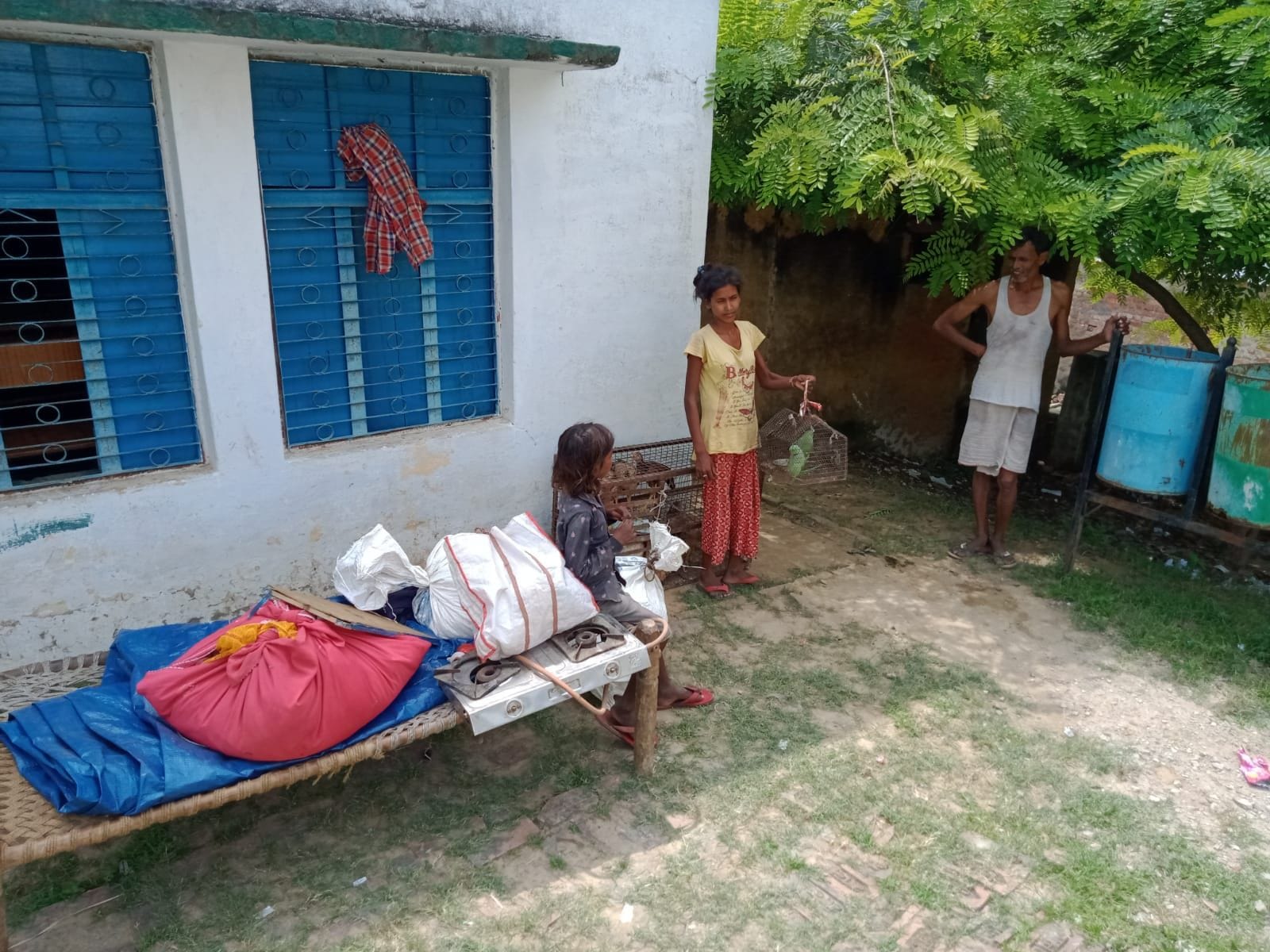 र में पानी भर जाने पर रूपा भरेह चौकी में डेरा जमाए बच्चे। संवाद र में पानी भर जाने पर रूपा भरेह चौकी में डेरा जमाए बच्चे। संवाद